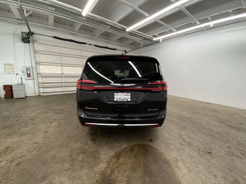 Used 2024 Chrysler Pacifica Select image 5