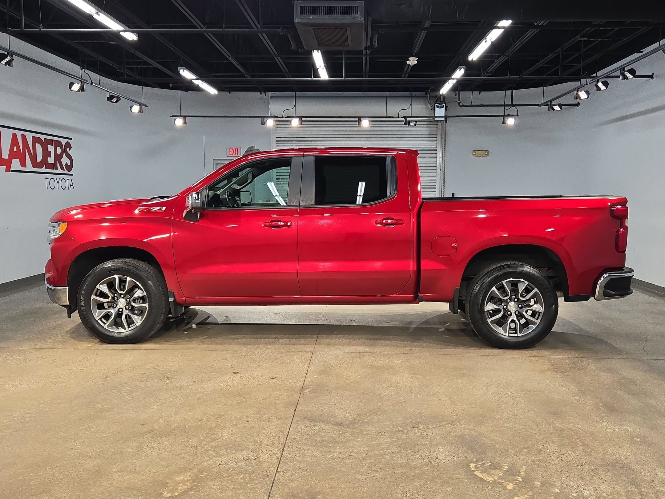 Used 2022 Chevrolet Silverado 1500 LT AWD/4WD image 4