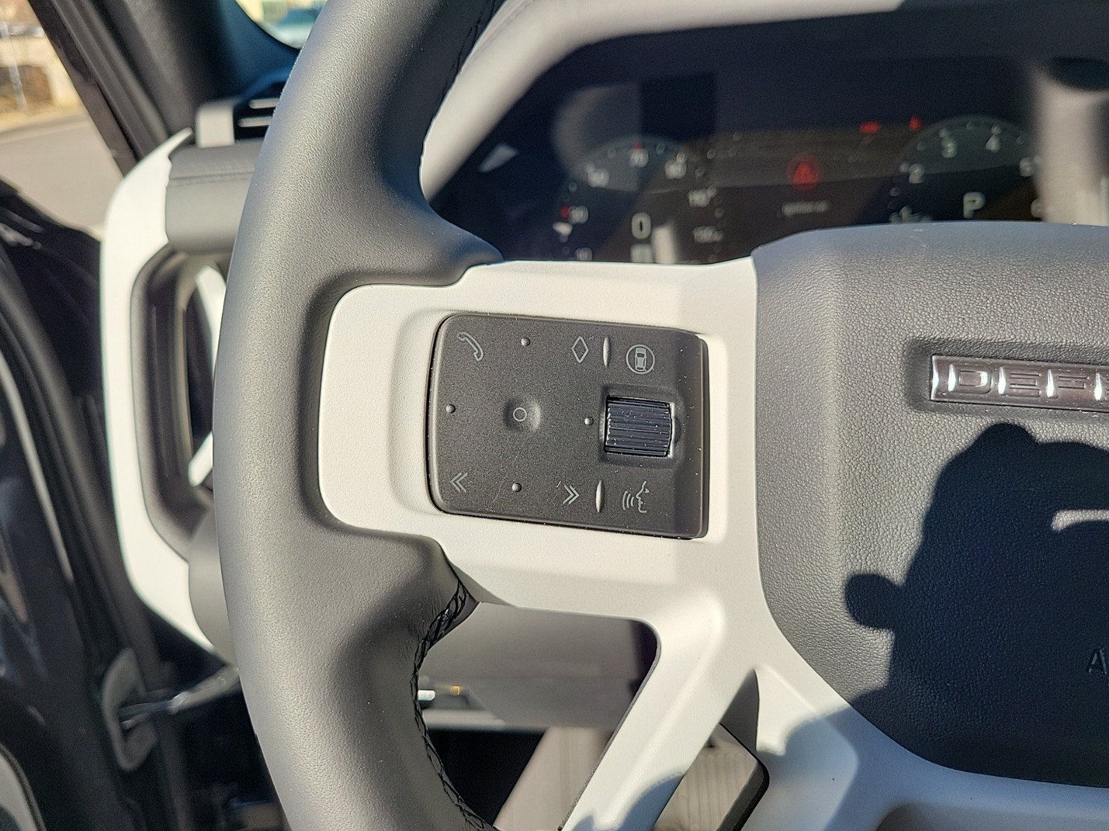 Certified 2025 Land Rover Defender 110 X-Dynamic SE AWD/4WD image 31