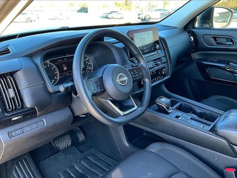 Used 2023 Nissan Pathfinder S image 16