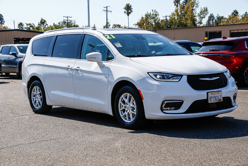 Used 2021 Chrysler Pacifica Touring-L FWD image 5