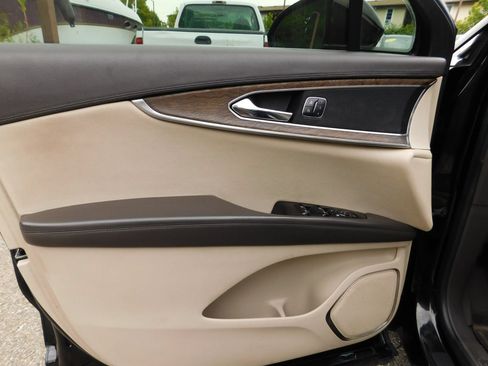Used 2017 Lincoln MKX Reserve w/ Lincoln MKX Climate Package FWD image 14