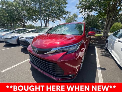 Used 2025 Toyota Sienna XLE FWD image 3