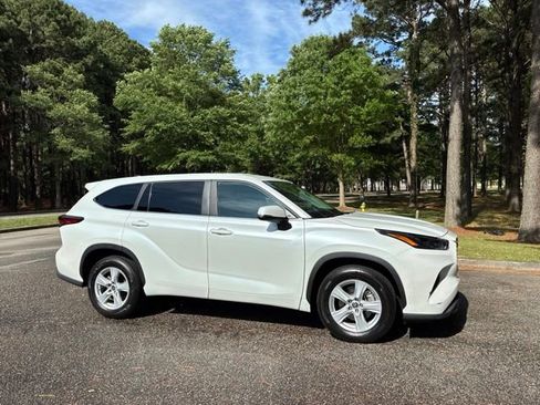 Used 2023 Toyota Highlander L FWD image 2