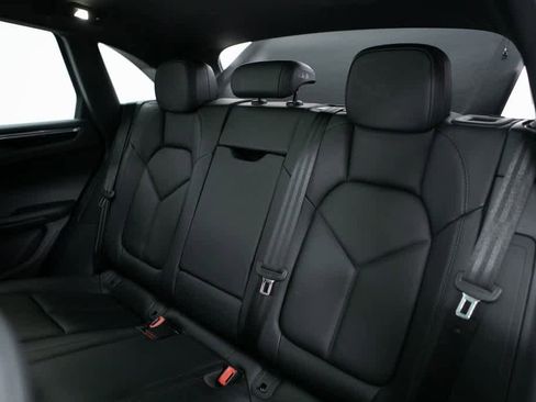 Used 2025 Porsche Macan image 34