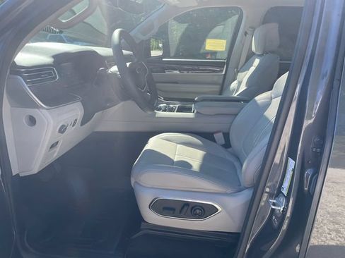 Used 2023 Jeep Wagoneer 4WD w/ Premium Group I image 41