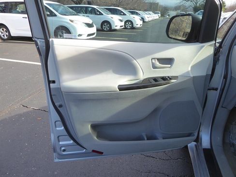 Used 2013 Toyota Sienna L image 19