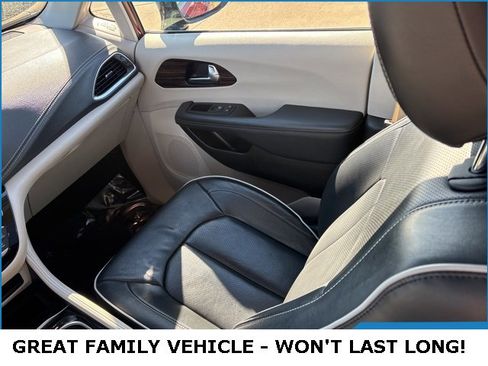 Used 2023 Chrysler Pacifica Limited image 18