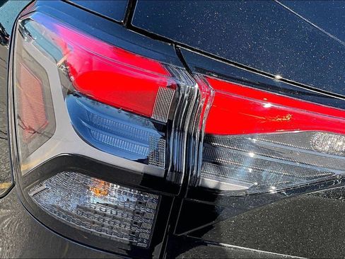 Used 2025 Subaru Forester Limited image 31