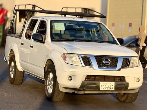 Used 2014 Nissan Frontier SV w/ SV Value Truck Package RWD image 3