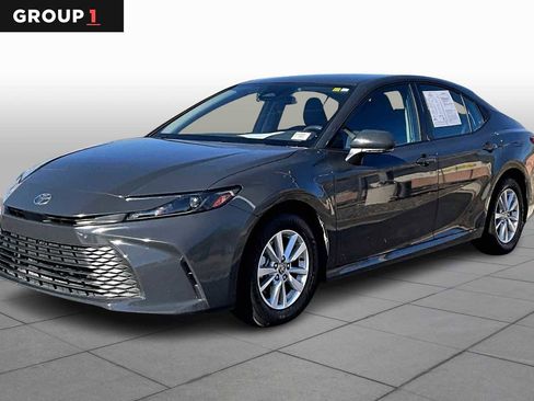 Used 2025 Toyota Camry SE image 1