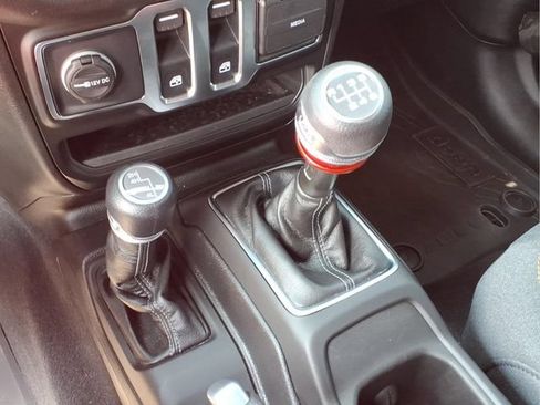 Used 2025 Jeep Wrangler Sport AWD/4WD image 9