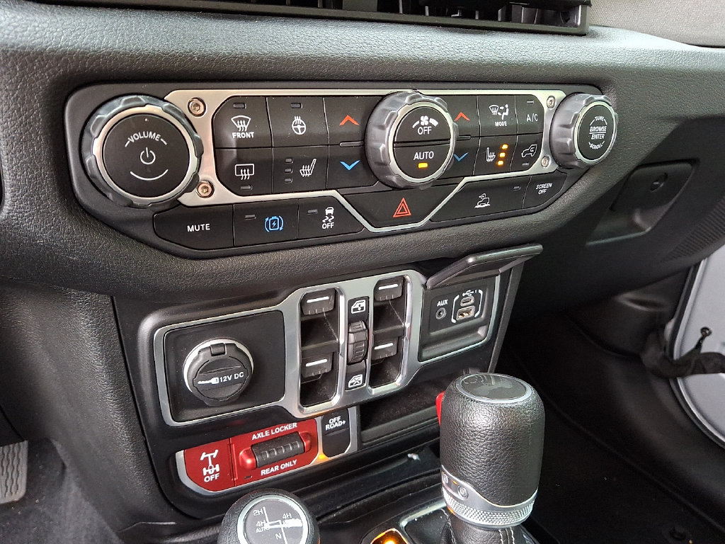 Used 2024 Jeep Wrangler Unlimited AWD/4WD image 16
