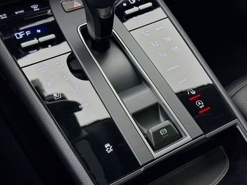 Certified 2025 Porsche Macan AWD/4WD image 23