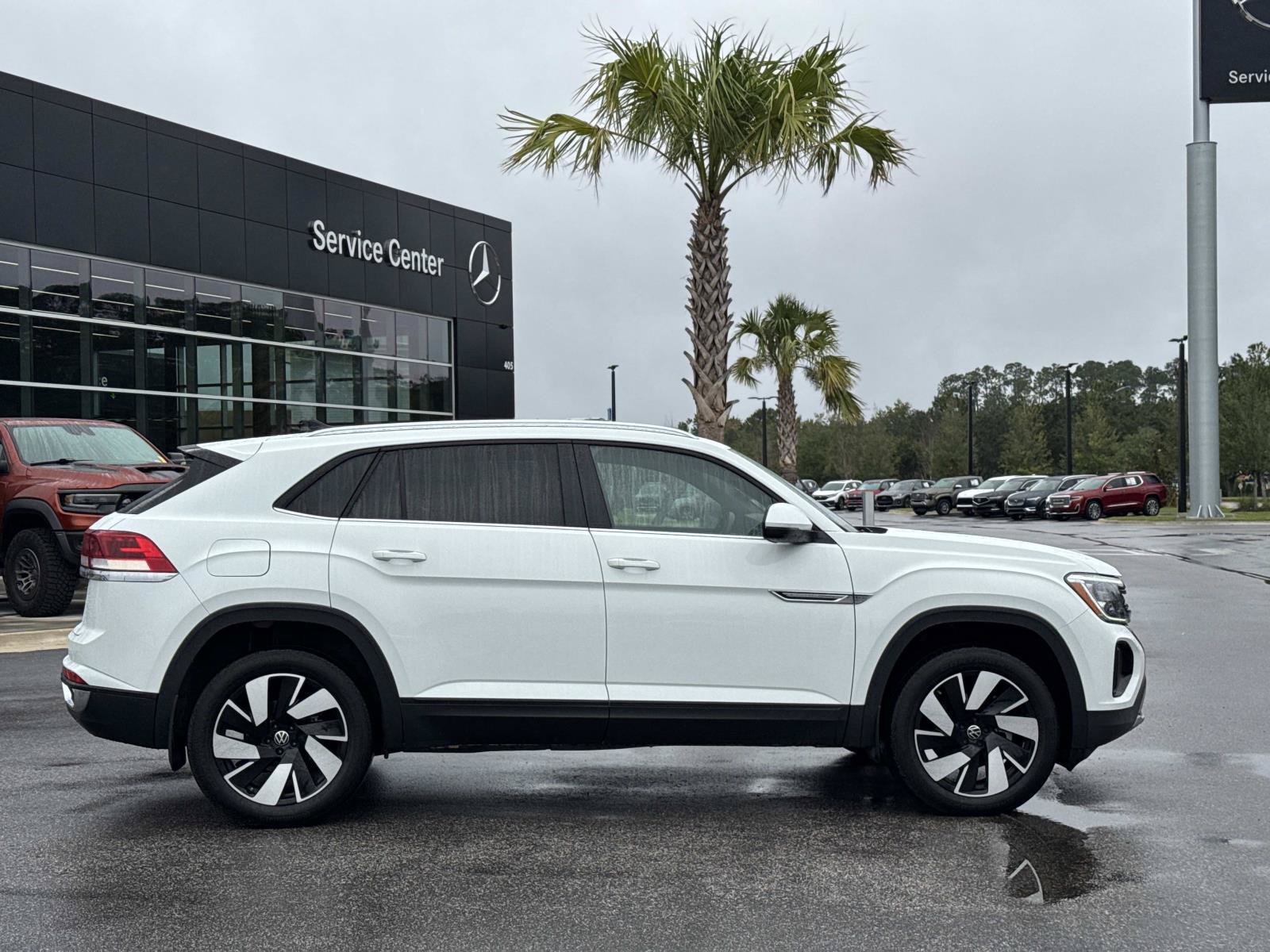 Used 2024 Volkswagen Atlas Cross Sport SE FWD image 2