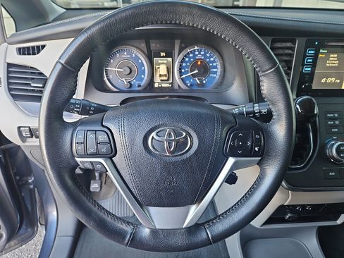 Used 2017 Toyota Sienna XLE Premium image 20