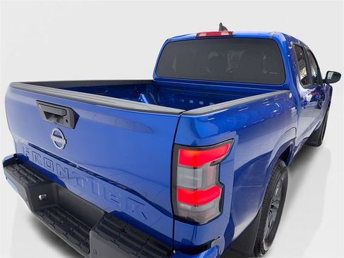 Used 2025 Nissan Frontier SV image 11