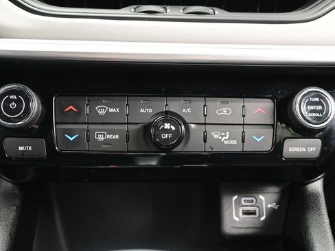 Used 2025 Jeep Compass Limited image 19