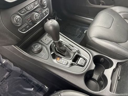 Used 2019 Jeep Cherokee Limited image 18