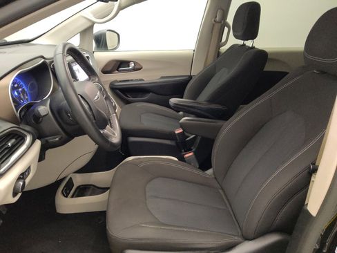 Used 2022 Chrysler Voyager LX FWD image 17