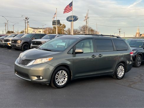 Used 2013 Toyota Sienna XLE image 2