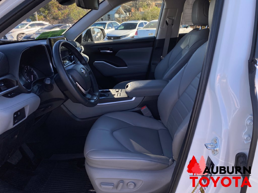 Used 2024 Toyota Highlander XLE AWD/4WD image 11