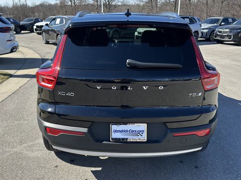 Used 2022 Volvo XC40 T5 Momentum w/ Premium Package image 9