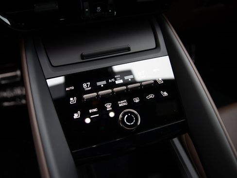 Certified 2025 Porsche Macan Turbo Electric image 16