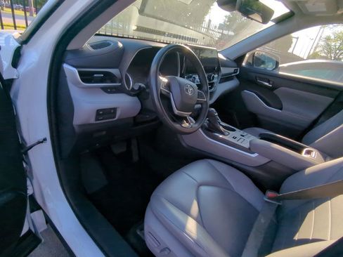 Used 2023 Toyota Highlander XLE AWD/4WD image 7