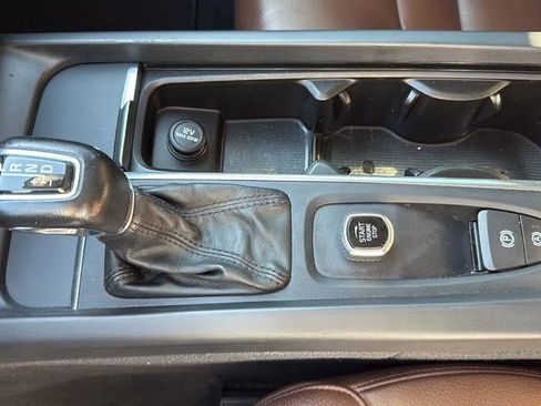 Used 2018 Volvo XC60 T5 Momentum w/ Vision Package image 24