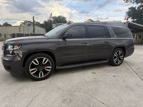 Used 2018 Chevrolet Suburban Premier RWD image 2