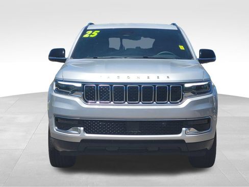 Used 2025 Jeep Wagoneer 4WD image 2