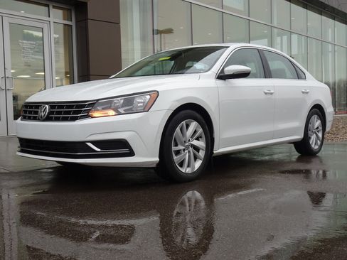 Used 2018 Volkswagen Passat 2.0T SE image 1