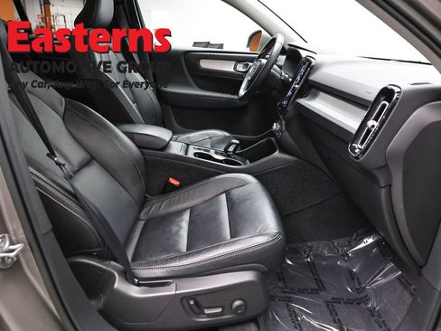 Used 2022 Volvo XC40 T4 Momentum FWD image 25