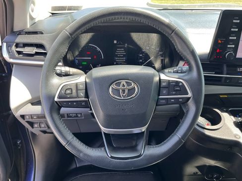 Used 2021 Toyota Sienna XLE w/ XLE Plus Package FWD image 16