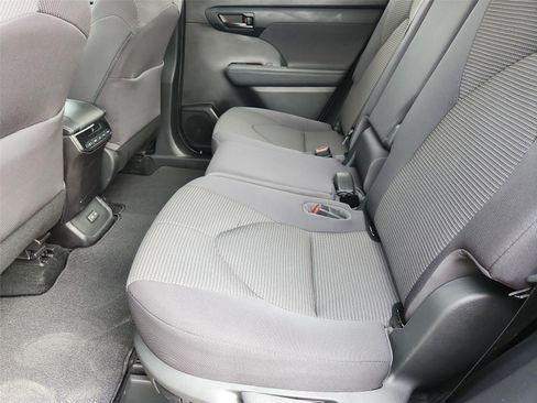 Used 2022 Toyota Highlander L FWD image 23