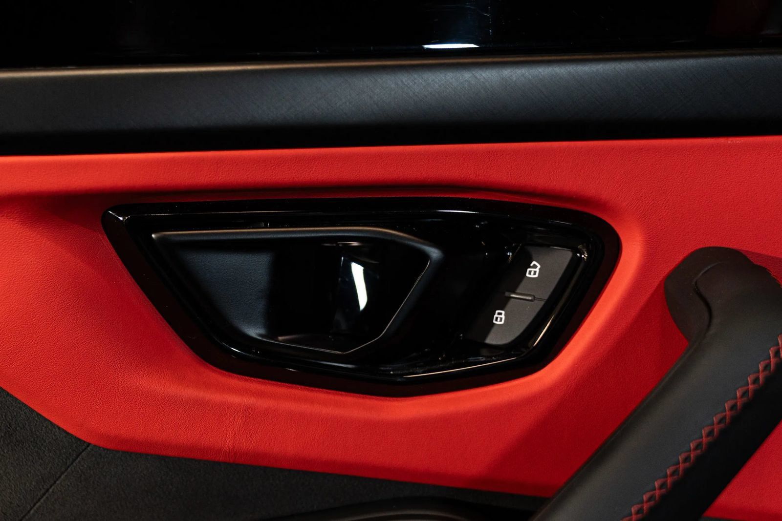 Used 2025 Lamborghini Urus SE AWD/4WD image 9