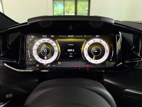 Used 2025 Aston Martin V8 Vantage Coupe RWD image 31