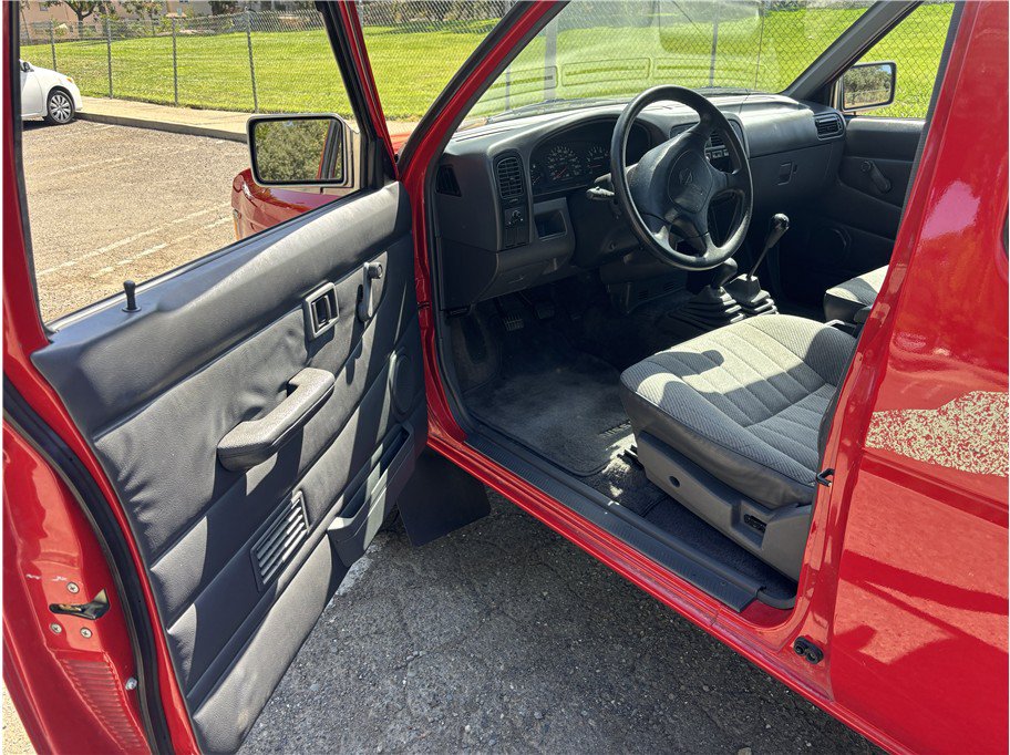 Used 1995 Nissan Pickup XE AWD/4WD image 10