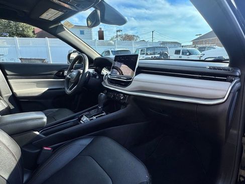 Certified 2023 Jeep Compass Limited w/ Sun and Sound Group AWD/4WD image 17