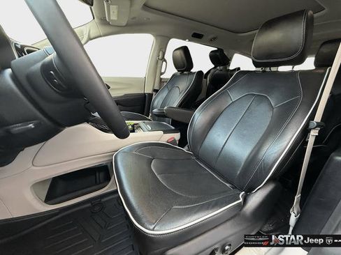 Used 2023 Chrysler Pacifica Limited FWD image 10