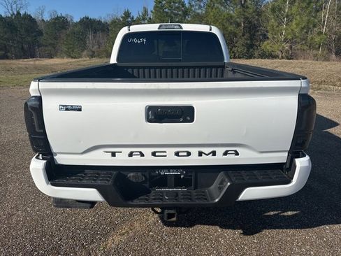 Used 2017 Toyota Tacoma TRD Sport w/ Tow Package image 8