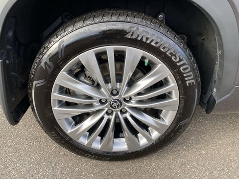 Certified 2025 Toyota Highlander Platinum image 18