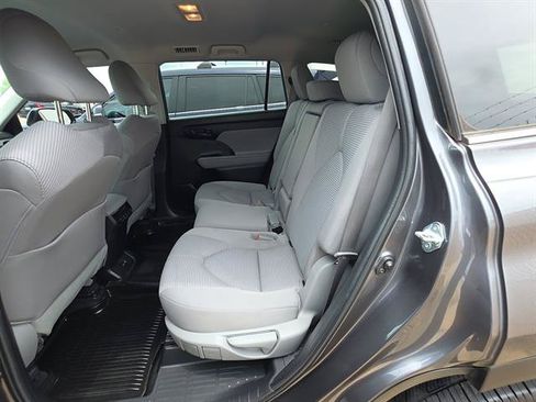 Used 2023 Toyota Highlander LE FWD image 16