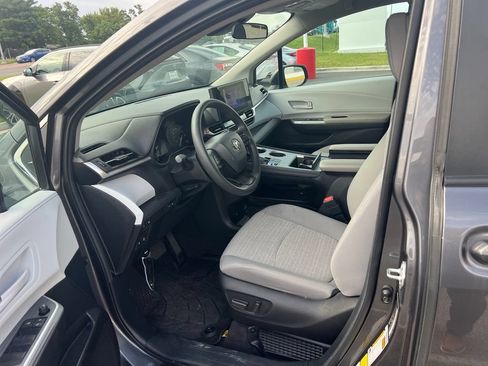 Used 2025 Toyota Sienna LE FWD image 6