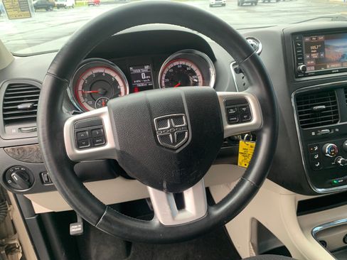 Used 2015 Dodge Grand Caravan SXT w/ Rear Park Assist Package FWD image 9