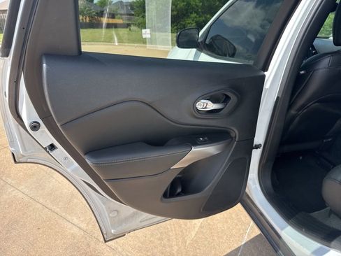 Used 2022 Jeep Cherokee Limited AWD/4WD image 9