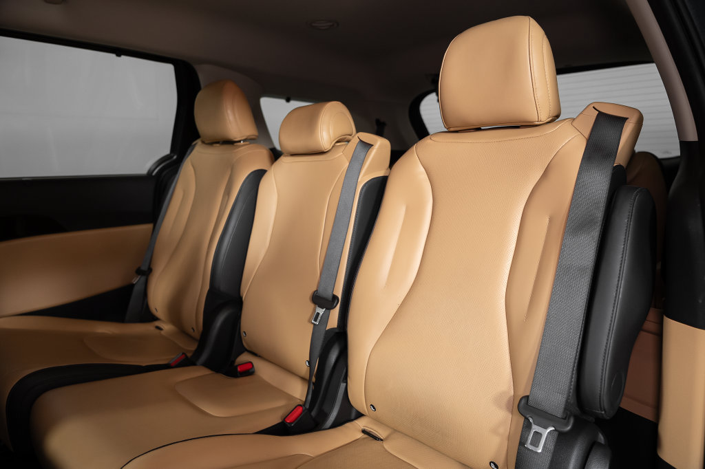 Used 2024 Kia Carnival EX FWD image 20