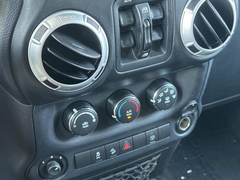 Used 2014 Jeep Wrangler Unlimited Rubicon w/ Connectivity Group AWD/4WD image 19