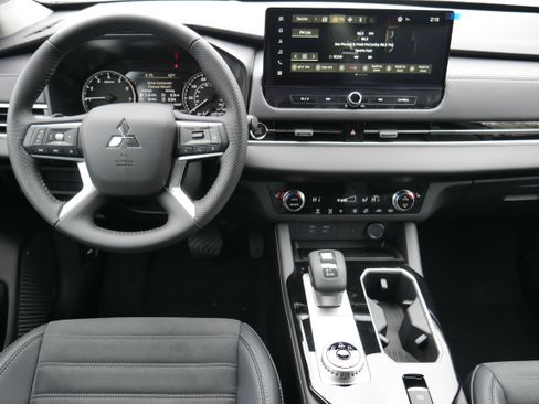 Used 2025 Mitsubishi Outlander AWD image 16